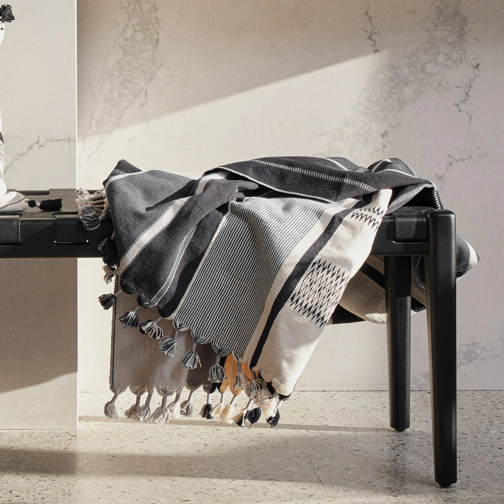 Gimojo Bench in Black