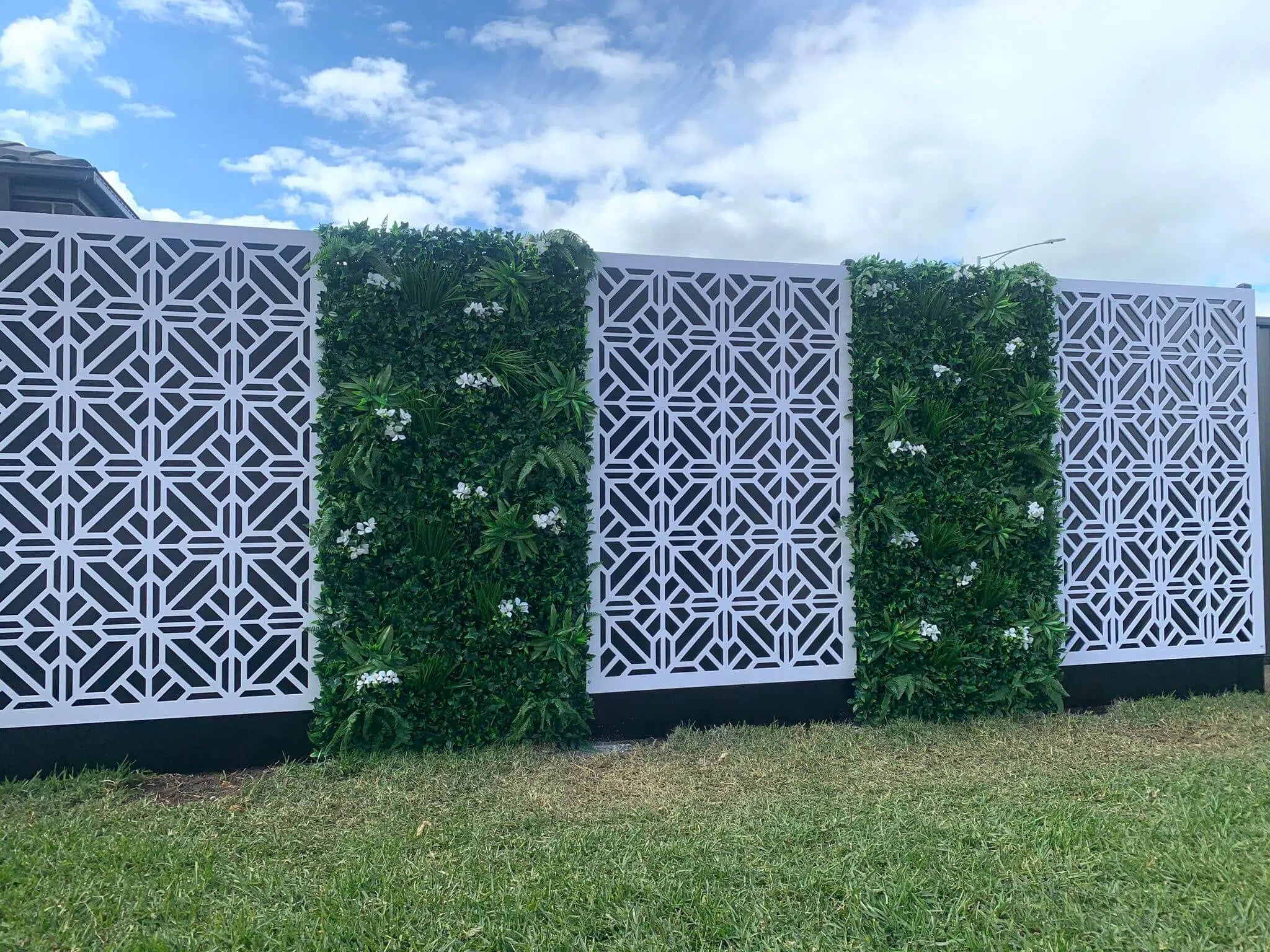 Artificial Hedge Screen with White Flowers - 100cm Square