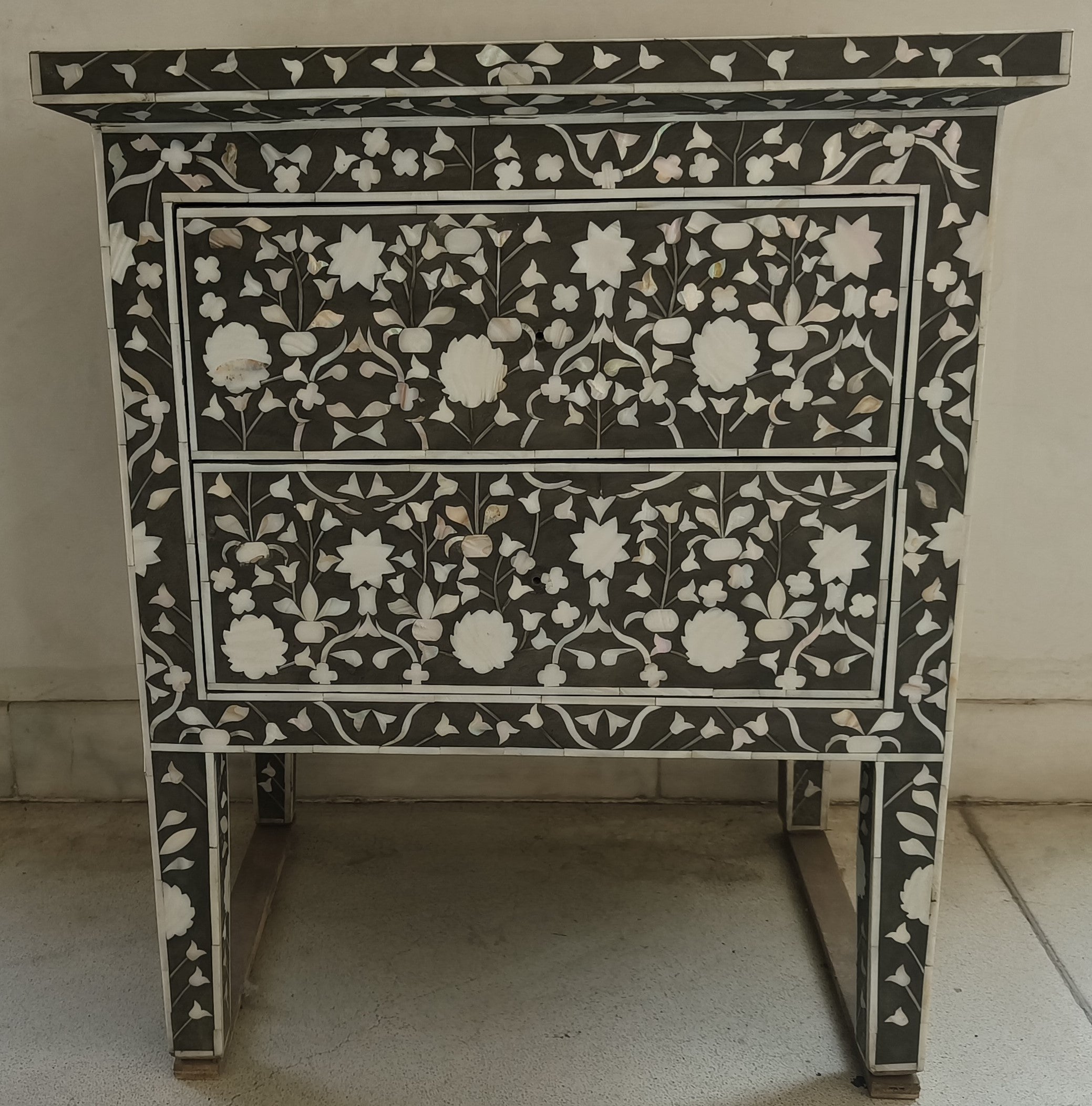 Flounce Round Side Table
