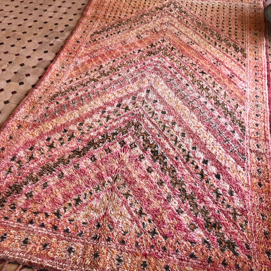 ** Extra Special ** Vintage Mtir Carpet