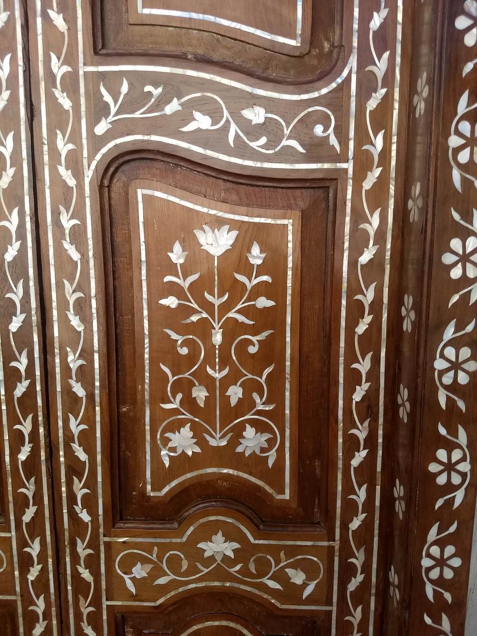 Mother Of Pearl Inlay 7 Drawer Chest in White