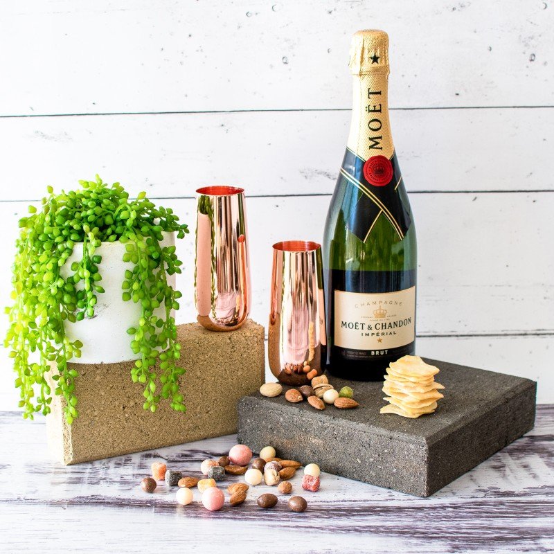 Manhattan Champagne and Flutes Gift Set